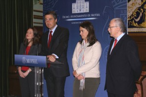 Rojas acompañado por Concha de Santana, Luisa García Chamorro y Martínez Soriano-w1024-h1024