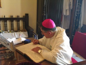 Obispo Auxiliar de Sao Paulo firmando el libro de visitas del Santuario-w1289-h1289