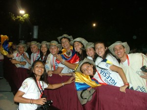 Peregrinos colombianos en el parque de los Pueblos de América-w1289-h1289