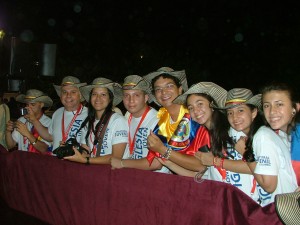 jovenes de Colombia con la bandera de su país-w1289-h1289