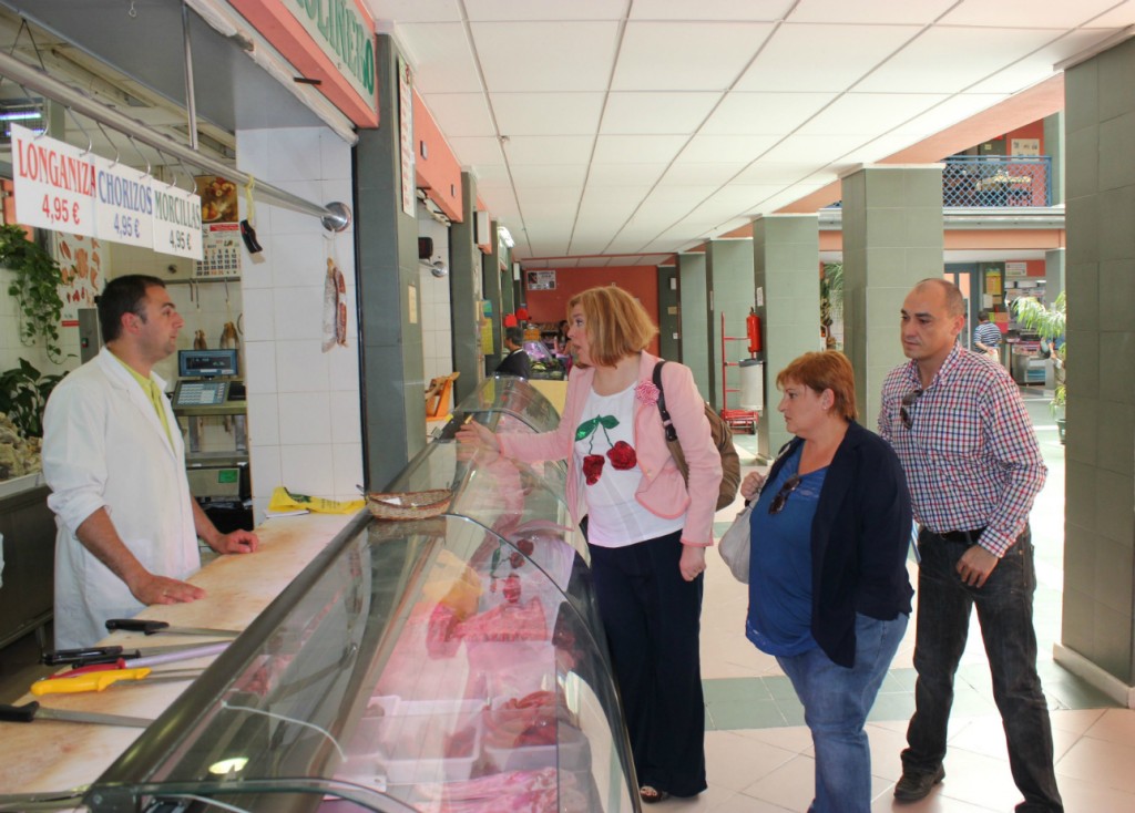 Concejales del Grupo Municipal Socialista conversan con comerciantes Mercado Municipal-w1289-h1289