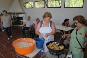 VECINAS DE RIO SECO ALMUÑECAR ELABORARON BUÑUELOS -w1289-h1289