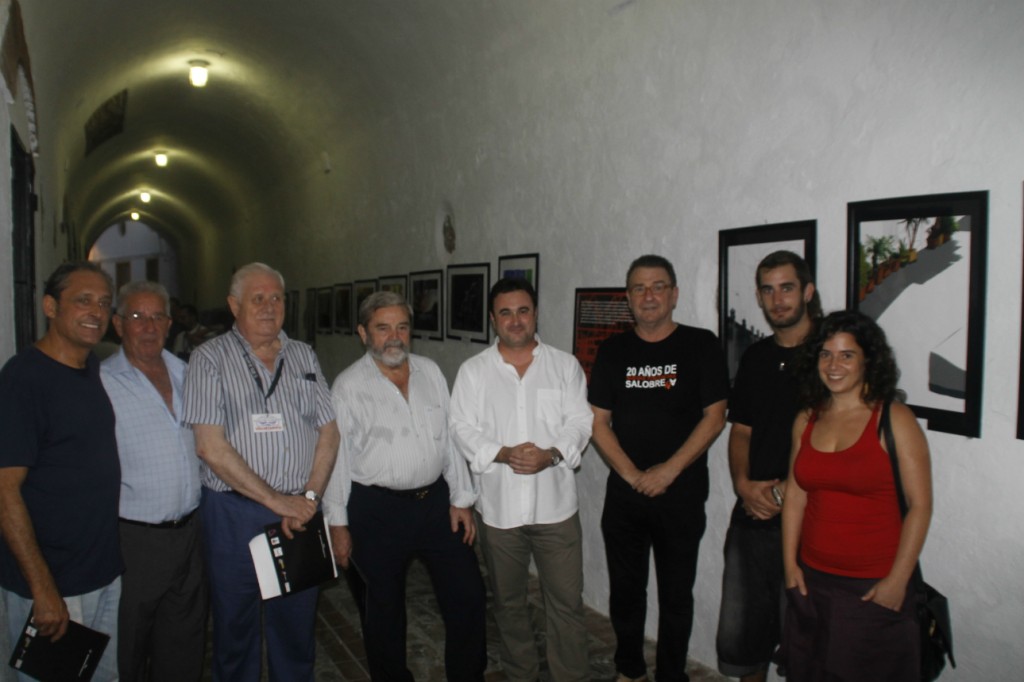 Gonzalo Fernández, Francisco López y los artistas durante la visita a la exposición-w1289-h1289