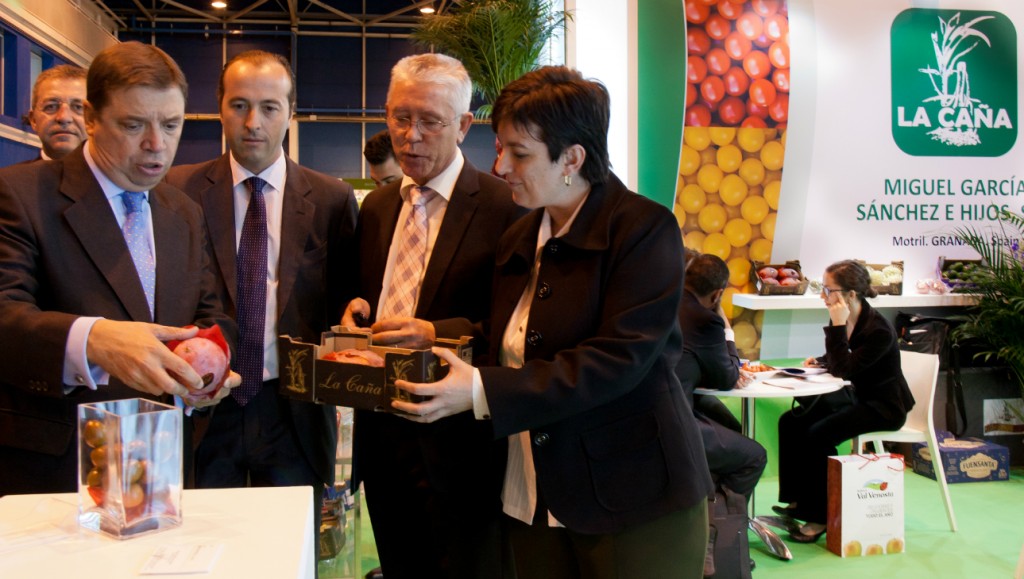 El consejero de agricultura en el stand de LA CAÑA. Foto EVA JUAREZ-w1289-h1289