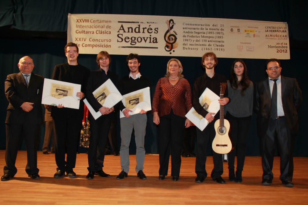 PREMIADOS CERTAMEN ANDRES SEGOVIA 2012 JUNTO AUTORIDADES Y PRESIDENTE JURADO -w1289-h1289