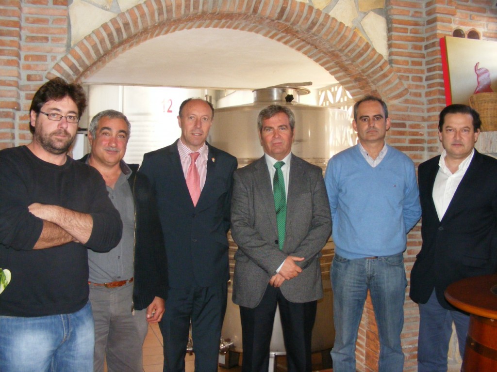 Junto a una cuba de fermentación de vino en Bodegas Calvente-w1289-h1289