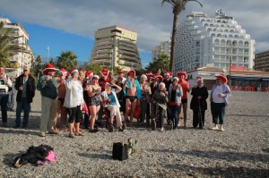TURISTAS SUECOS BRINDAN EN PLAYA SAN CRISTOBAL ALMUÑECAR 12 -w1289-h1289