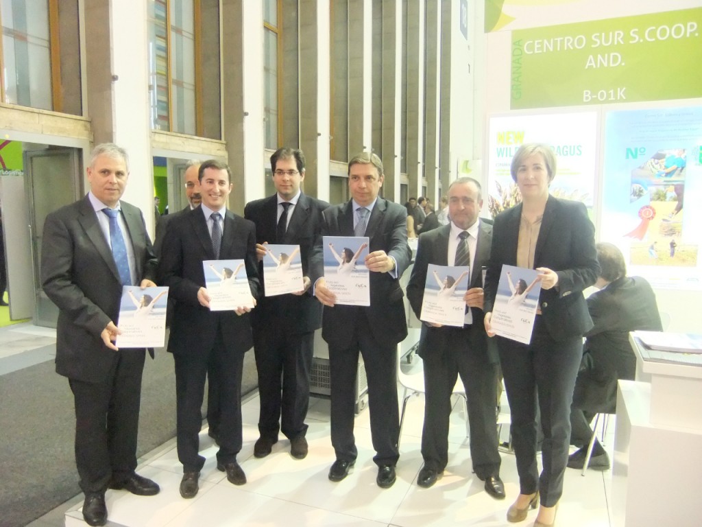 El consejero de Agricultura, Luis Planas y FAECA presentan la guía de cooperativas de frutas y hortalizas de Granada