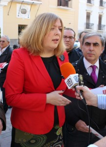 Flor Almón atiende a los medios esta mañana durante el acto en Defensa de la Democracia-w1280-h1280