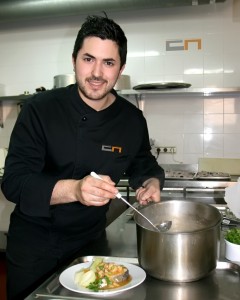 Alvaro García cocinando para nuestros mayores