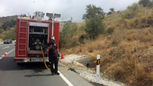BOMBEROS REFRESCAN LA ZONA INCENDIO JUNTO CN 340