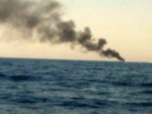 FUEGO BARCO FRENTE VELILLA ESTA TARDE