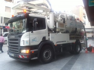 Camión bomba limpieza imbornales plaza Aurora, Motril