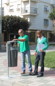 Instalan 140 nuevas papeleras en el centro y casco antiguo de la Villa de Salobreña