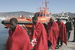 Llegan al puerto de Motril 28 inmigrantes interceptados en una patera