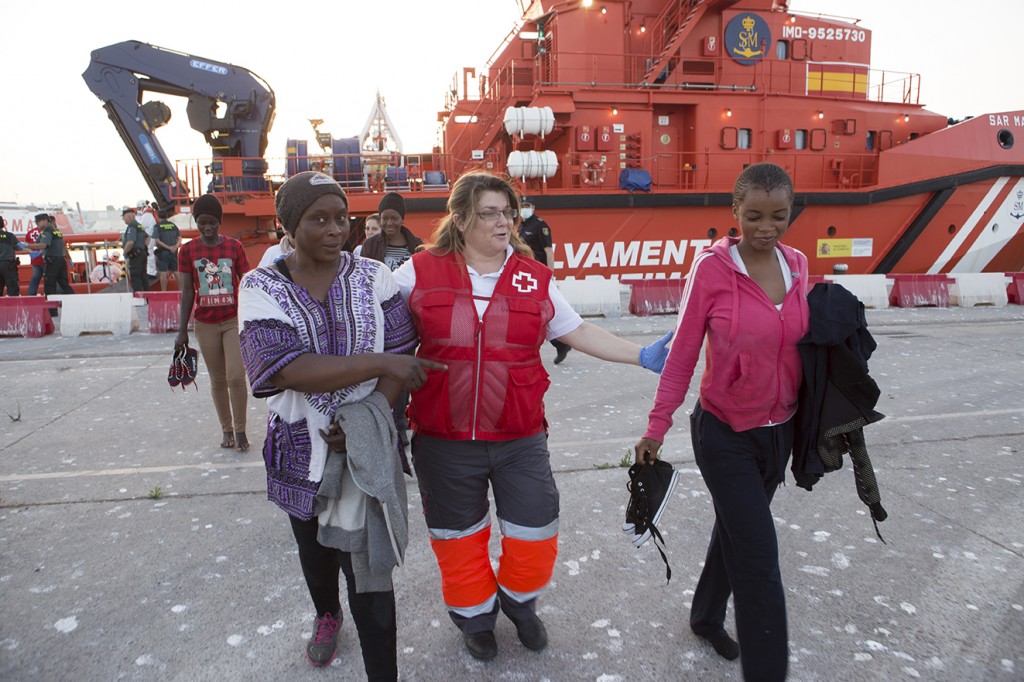 CRUZ ROJA ACOMPAÑA A LAS MUJERES LLEGADAS AL PUERTO DE MOTRIL