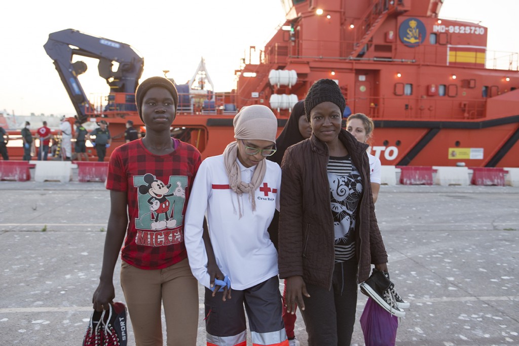 MUJERES INMIGRANTES DESEMBARANDO EN EL PUERTO MOTRILEÑO