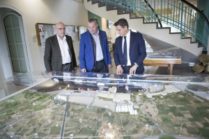 VISITA DE LUIS SALVADOR (dcha) AL PUERTO DE MOTRIL JUNTO AL PRESIDENTE FRANCISCO ÁLVAREZ DE LA CHICA (centro)