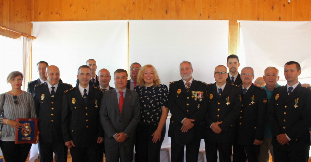 Flor Almón (centro) junto a al subdelegado Francisco Fuentes y los homenajeados en el acto del Día de la Policia Local