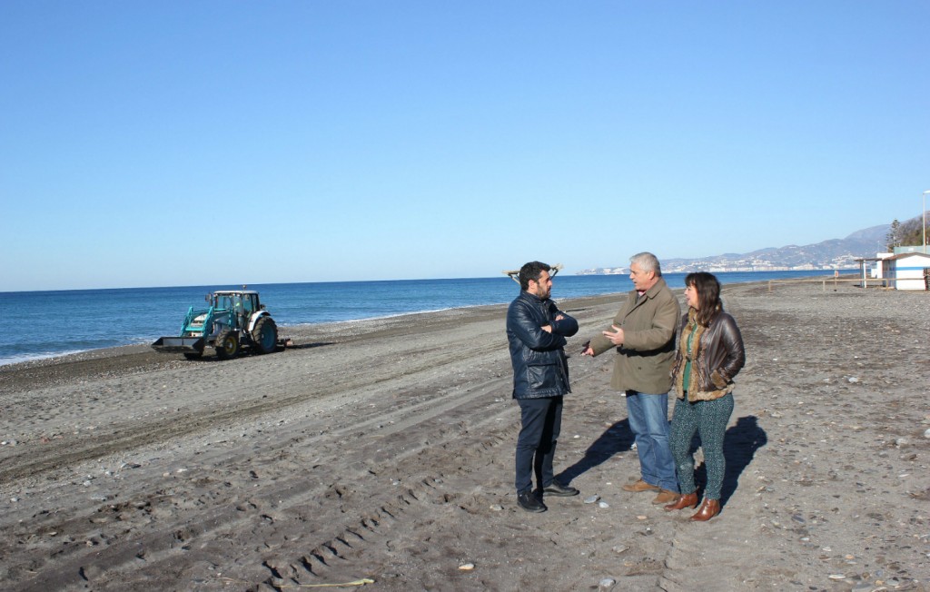 Alicia Crespo y Francisco Sánchez-Cantalejo visitan los trabajos de acondicionamiento playas de Motril
