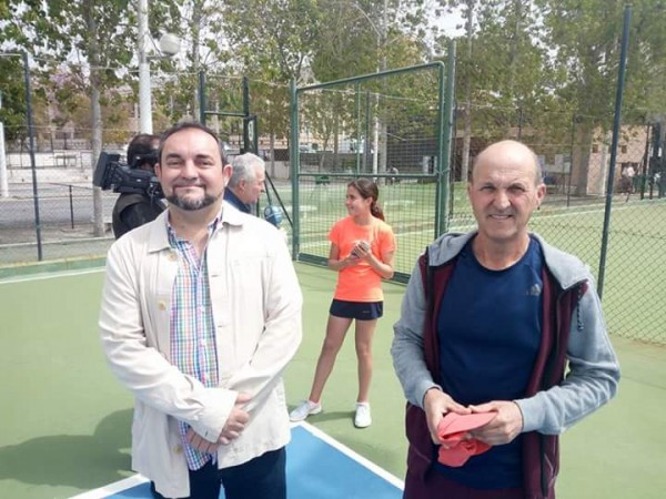 EL CONCEJAL MIGUEL ÁNGEL MUÑOZ JUNTO AL MONITOR DE TENIS, TRAS UN PARTIDO DE LA FASE FINAL