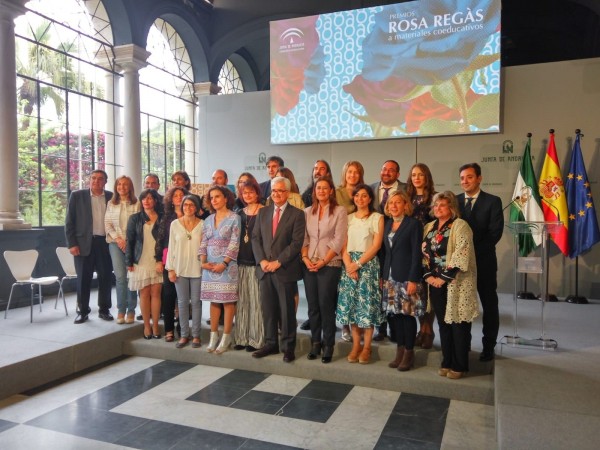 FOTO DE FAMILIA DE LOS PREMIOS ROSA REGÁS