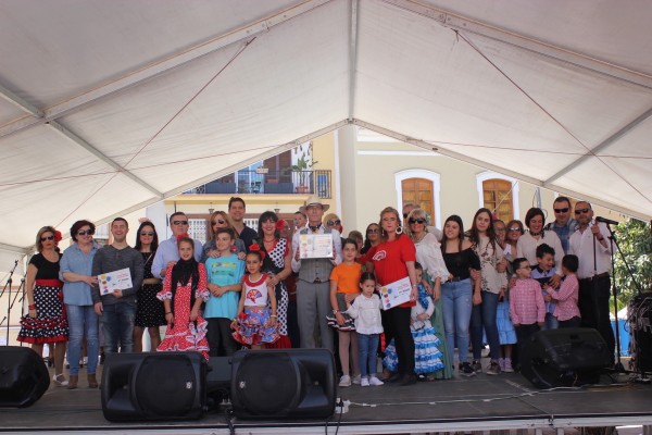LA CONCEJALA DE FIESTAS JUNTO AL JURADO Y UNO DE LOS GRUPOS GANADORES