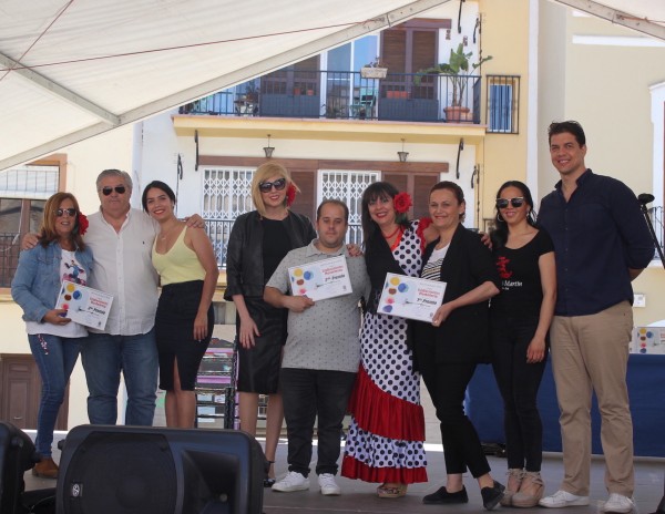 LA CONCEJALA JUNTO A UNO DE LOS GANADORES Y EL JURADO