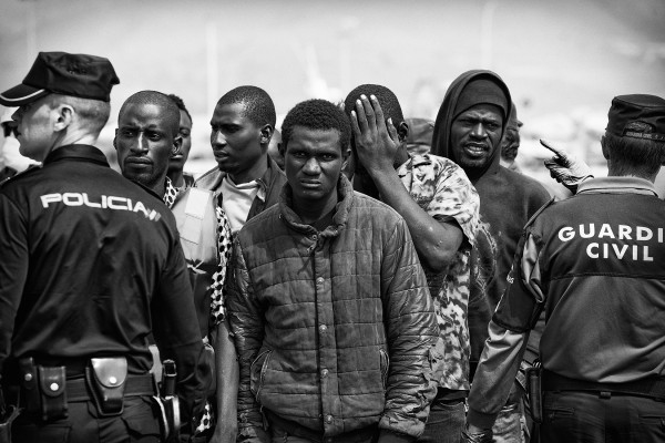 LOS INMIGRANTES, TRAS DESEMBARCAR, CUSTODIADOS POR LA POLICÍA Y GUARDIA CIVIL