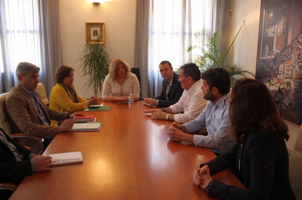 Momento de la reunión de la delegada de la Junta en Granada con la alcaldesa y los tenientes de alcalde