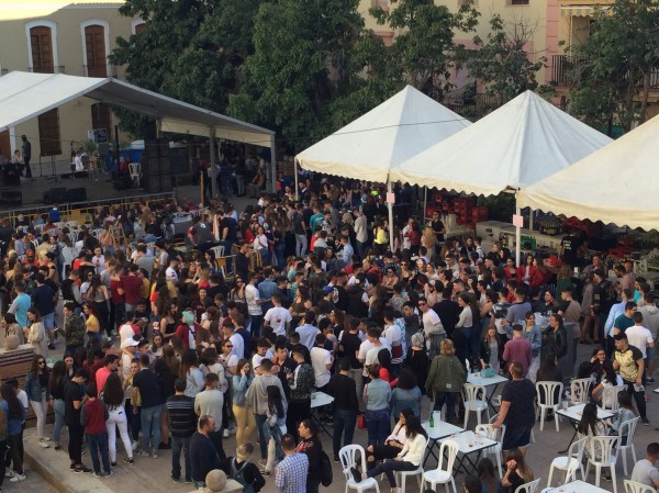 Motrileños y motrileñas disfrutando de las actuaciones de las Cruces de Mayo Plaza de España