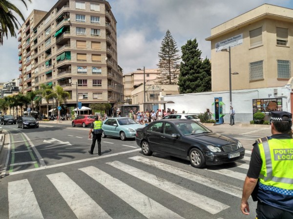 POLICÍA LOCAL REGULANDO EL TRÁFICO EN EL CENTRO DE MOTRIL