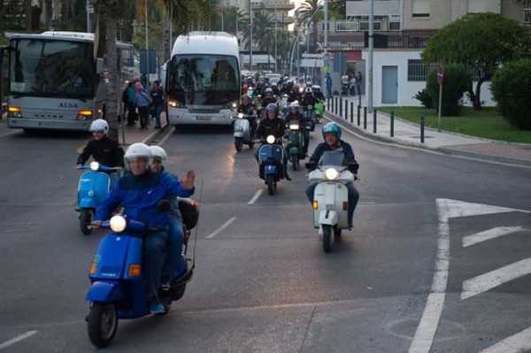VESPAS, LAS MOTOS EN RUTA RECORREN LAS CALLES DE MOTRIL