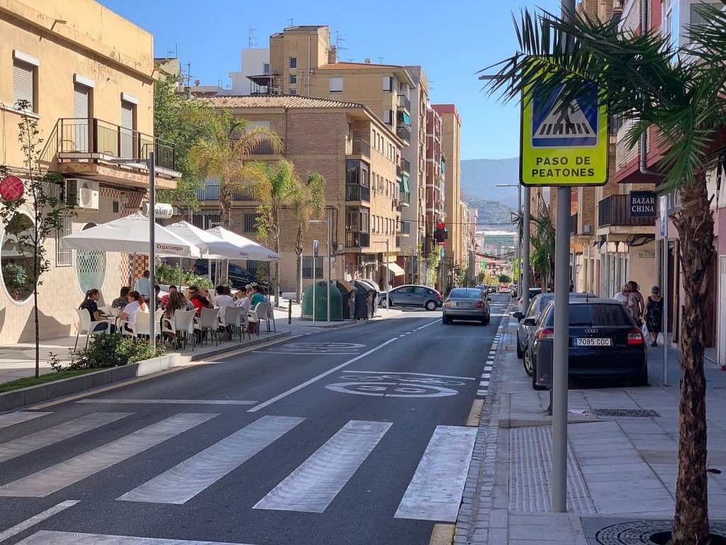 El PSOE destaca cómo la inversión de más de 2 millones de euros proyectada por el anterior equipo de Gobierno y la Mancomunidad ha transformado por completo la calle Ancha