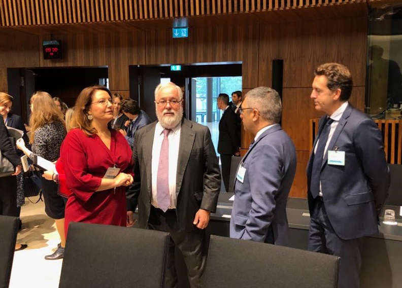 Carmen Crespo y Arias Cañete coinciden en la importancia de “hacer frente común” para intentar evitar nuevos aranceles