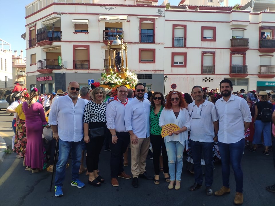 Un total de 40 carrozas llenan de color el paseo marítimo de Salobreña durante la Romería del Sur