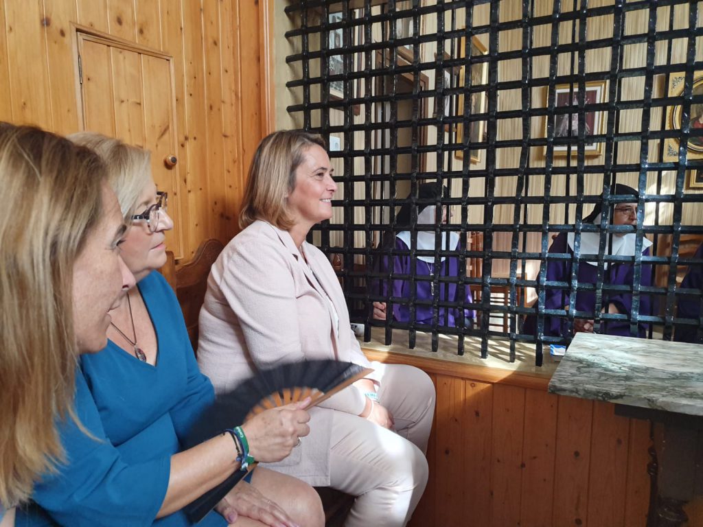 La alcaldesa de Motril realiza una visita oficial al convento de las monjas Agustinas Recoletas Nazarenas