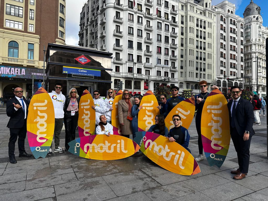 Surfeando por Madrid: la acción promocional que ha sorprendido a los viandantes madrileños durante la semana de Fitur 2025