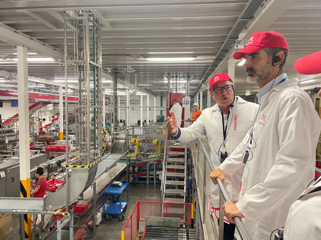 El consejero de Agricultura visita la Cooperativa La Palma que, con una ayuda de 4,5 millones, es una de las beneficiarias de las ayudas a OPFH