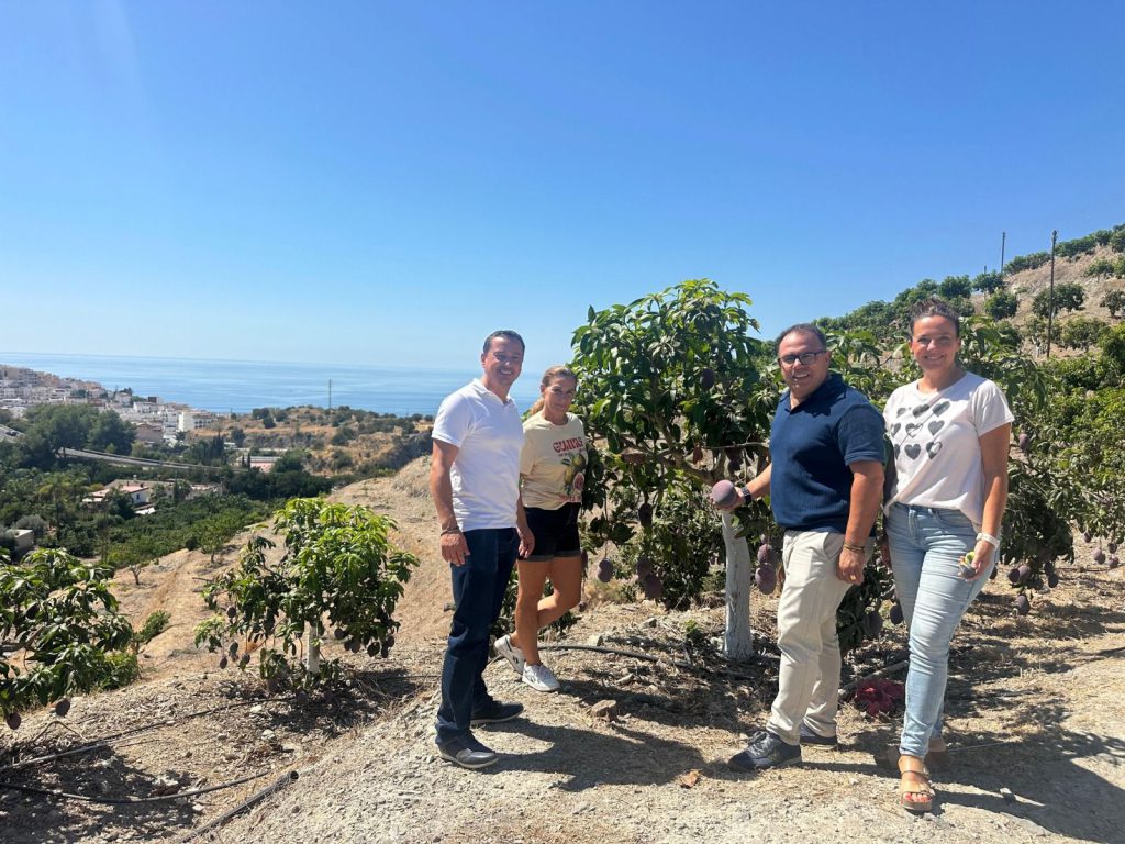 El alcalde de Almuñécar pide soluciones urgentes para garantizar el futuro del campo en su visita a la finca agroturística San Ramón