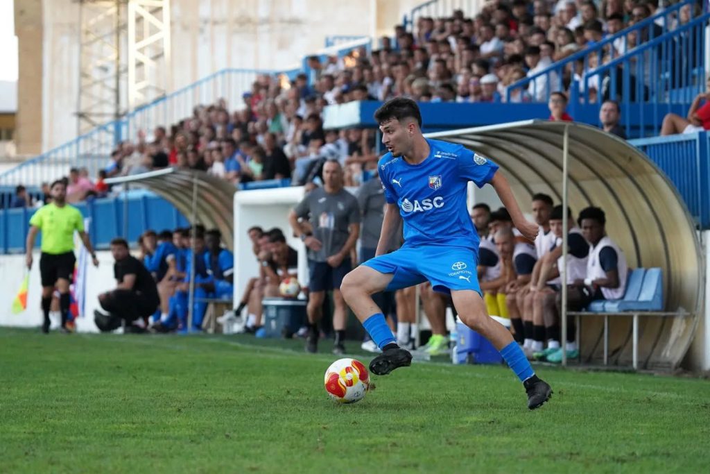 El CF Motril saca un valioso punto en tierras malagueñas y sigue líder del Grupo IX