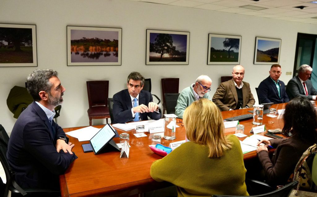 La Junta anuncia nuevas ayudas por más de 3 millones para impulsar proyectos del sector pesquero en la costa