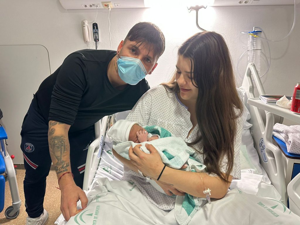 Cloe, primera bebé andaluza de 2026, nacida a las 00:01 horas