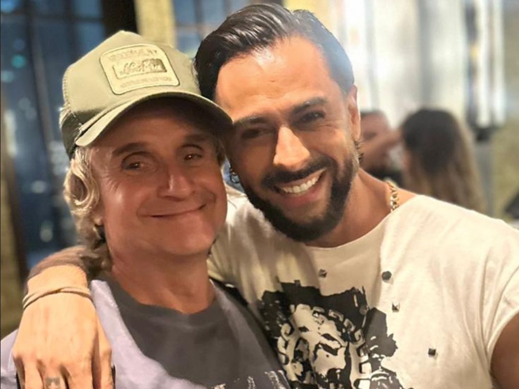 El cantante motrileño Javi Mota, recibe 2026 de la mano de su padrino Nacho Cano, desde ciudad de México