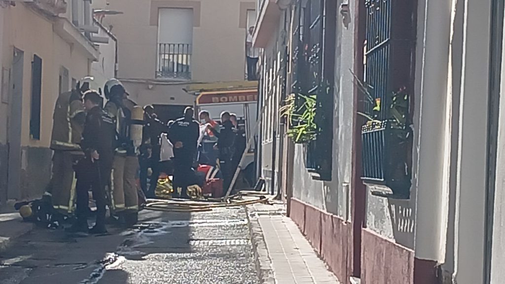 Un hombre se precipita al vacío desde una segunda planta en la calle Alvarico de Motril, tras incendiarse su casa