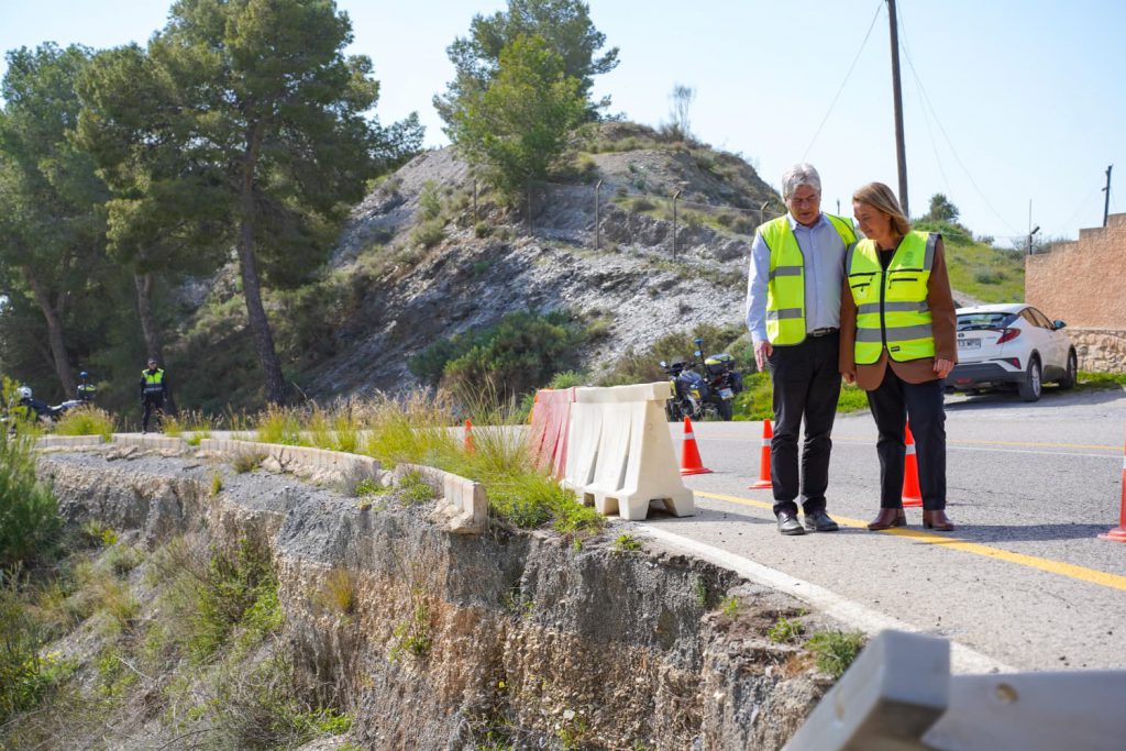 Actuación de emergencia en la reparación de la carretera de la Gorgoracha tras los daños producidos por el temporal