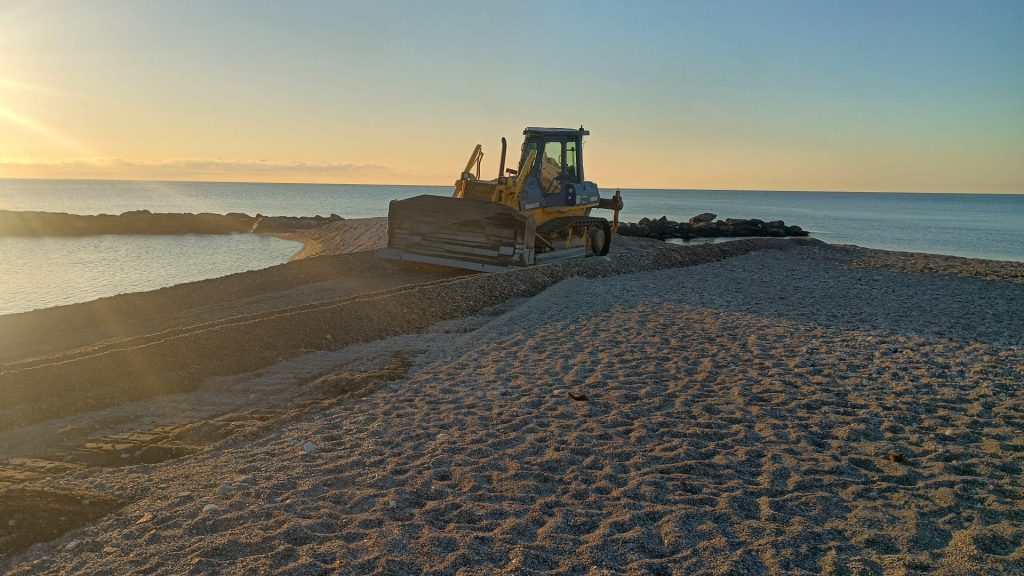 Gualchos-Castell de Ferro acondiciona sus playas tras los daños provocados por el temporal y reabre el acceso a La Rijana