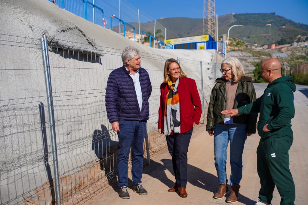 Actuación de emergencia en el muro caído en el Estadio Escribano Castilla por el impacto de las borrascas