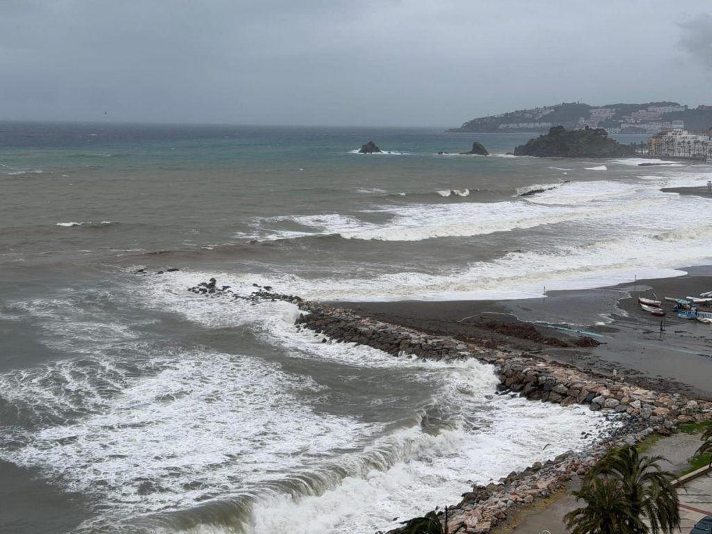 La borrasca ‘Marta’ reactiva la alerta naranja en la Costa Tropical