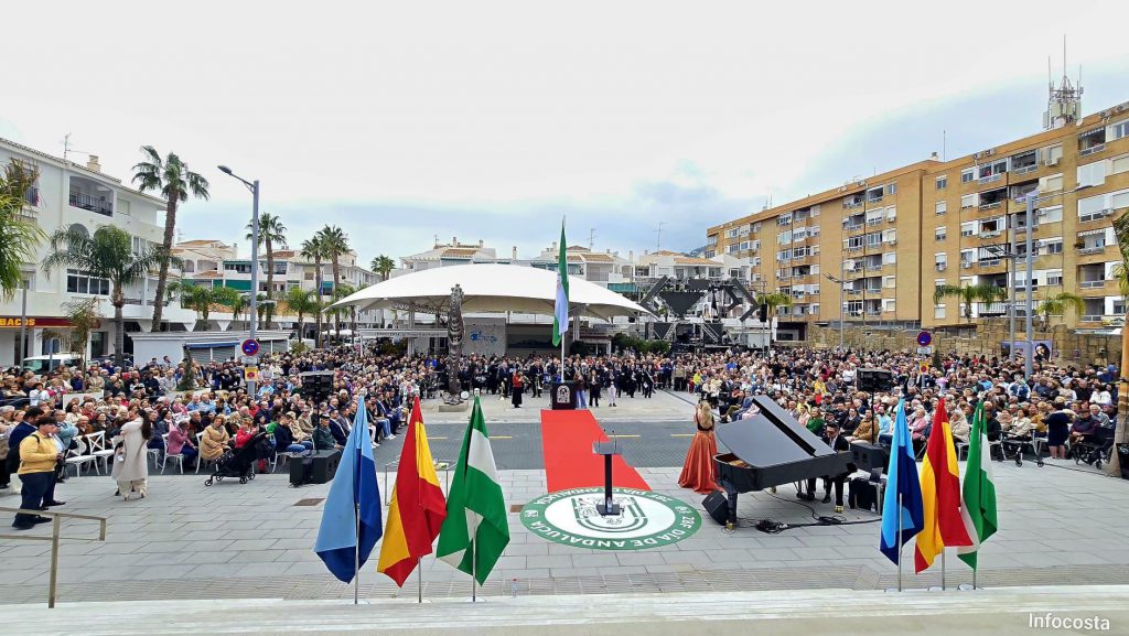 Almuñécar celebra el 28F con la bandera de Andalucía presidiendo la inauguración del nuevo Mercado Municipal